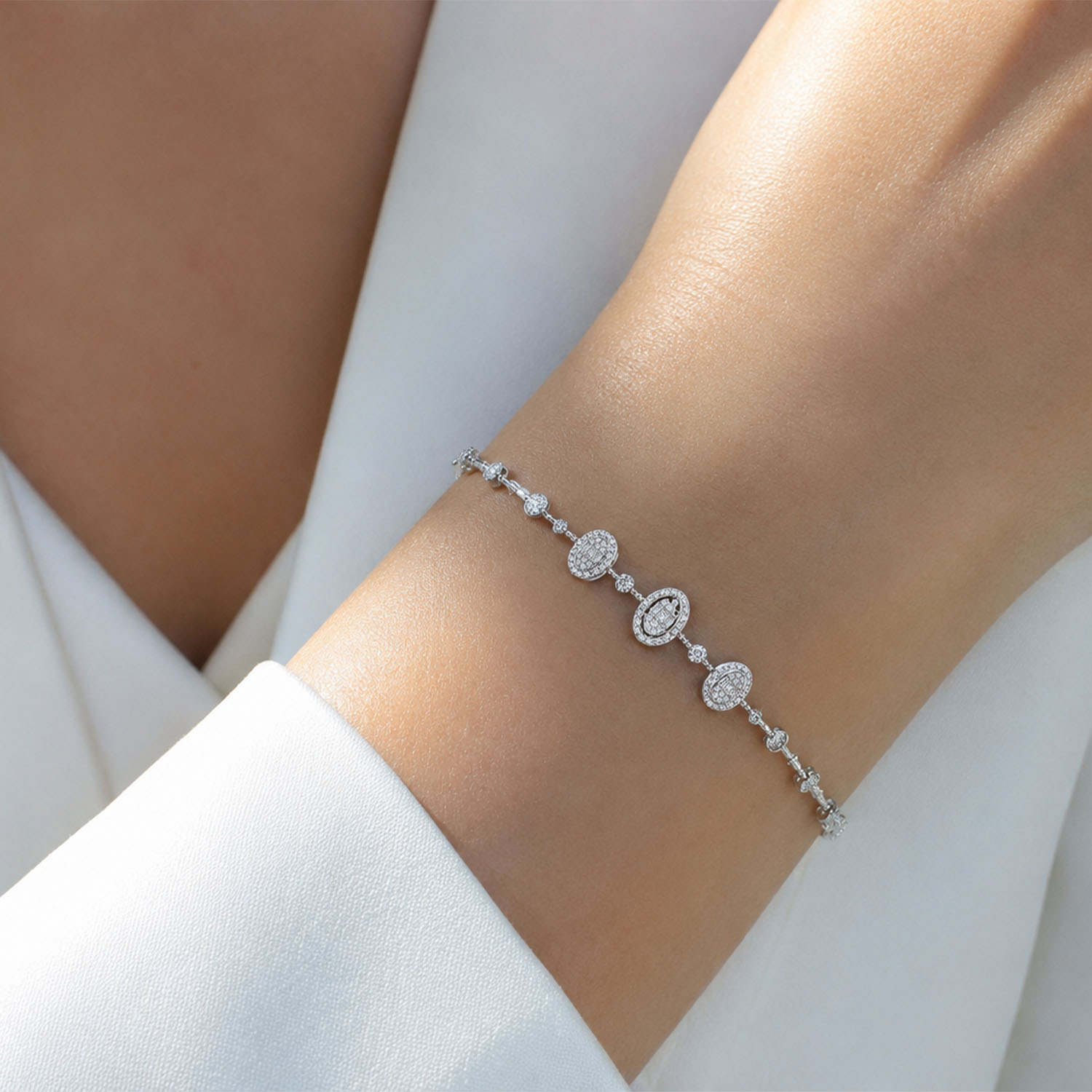 0.35 Karat G Renk SI Üçlü Oval Baget Pırlanta Bileklik